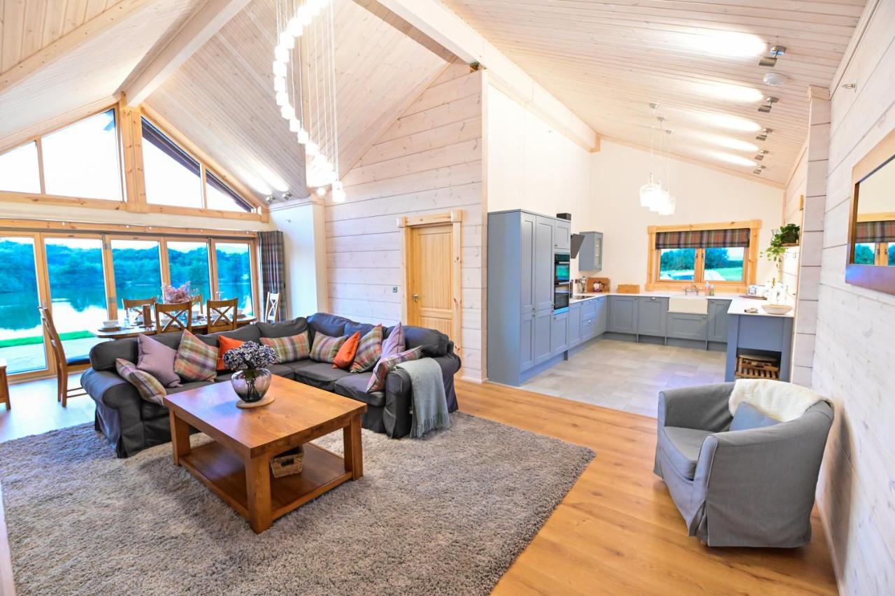 Cuddfan Lodge On A Gorgeous Private Lake Newport  Dış mekan fotoğraf